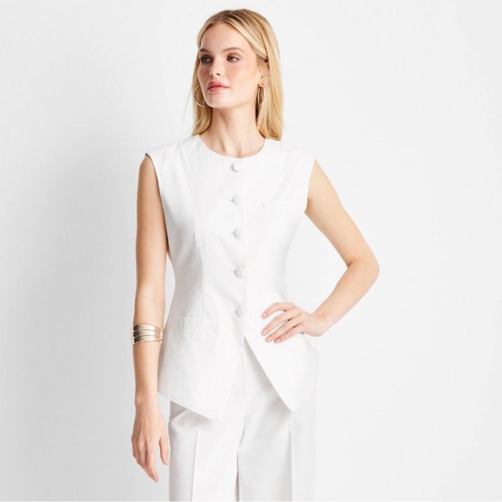 Jenee Naylor Sleeveless Button Front Waistcoat
Vest Future Collective White 10